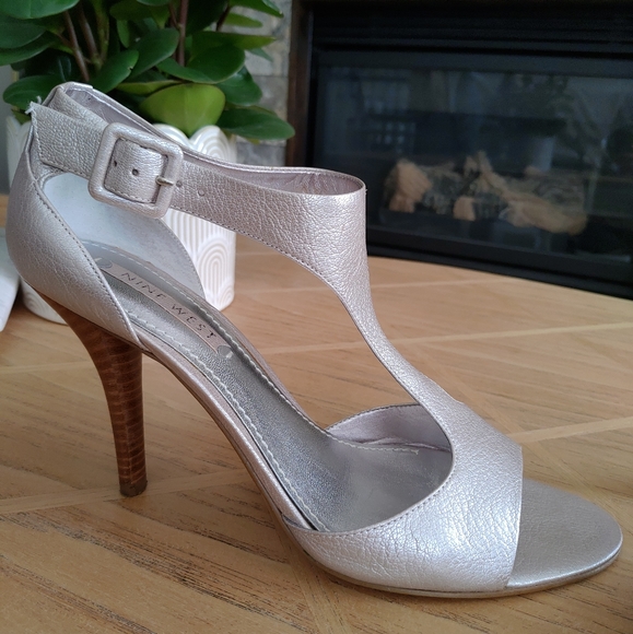 Nine West Jendavi Silver Leather Sandals - Picture 1 of 10